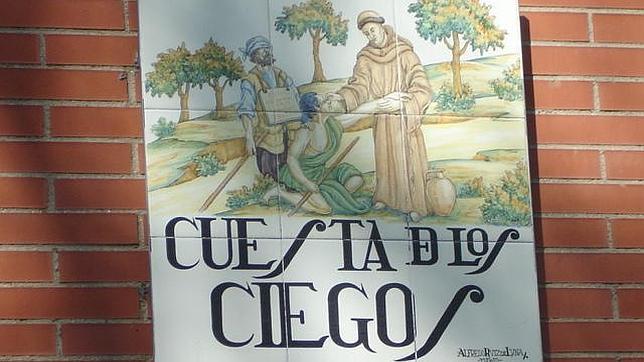 Cartel que indica el nombre de la Cuesta de los Ciegos