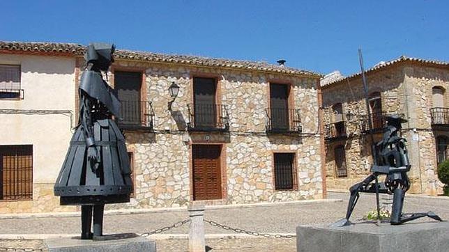 Dos estatuas representan a Don Quijote y a su eterno amor, Dulcinea