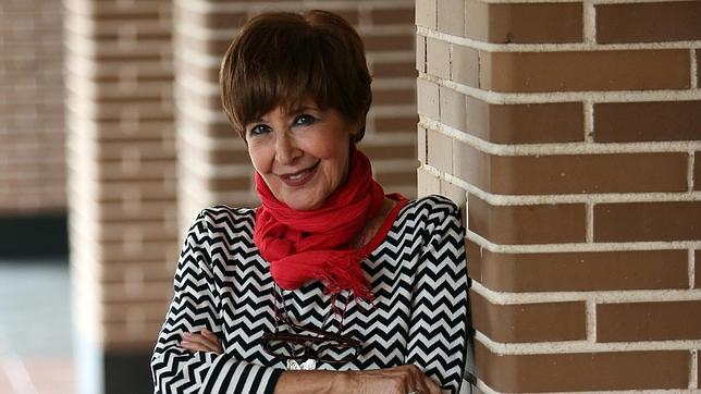 Concha Velasco posa en los soportales del edificio en el que vive en Madrid