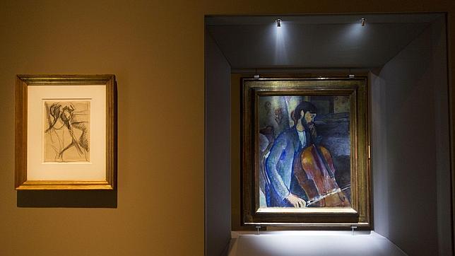 «El violonchelista», de Modigliani, junto a su dibujo preparatorio (a la izquierda)