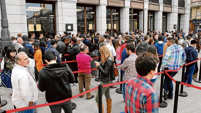 Clientes en la tienda Apple de la Puerta del Sol de Madrid hacen cola para comprar los nuevos terminales iPhone 6 y iPhone Plus