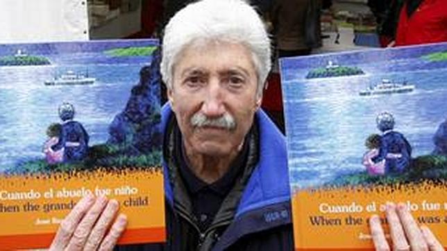 José Ramón Sánchez, con uno de sus libros