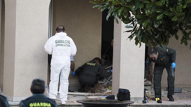 Expertos de la Comandancia de la Guardia Civil de Lugo y especialistas en Desactivación de Explosivos de La Coruña analizan los restos de la explosión