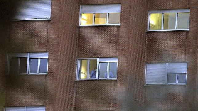 Dos personas en una de las ventanas de la quinta planta del Hospital Carlos III de Madrid, en el que se encuentra ingresada la auxiliar de enfermería Teresa Romero, contagiada de ébola.