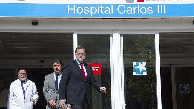 El presidente del Gobierno, Mariano Rajoy junto al presidente de la Comunidad de Madrid, Ignacio González y el director general del Hospital Carlos III, Rafael Pérez de Santamarina