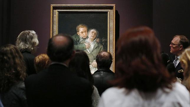 Visitantes contemplando «Autorretrato con el Doctor Arrieta», de Goya, expuesto en Boston