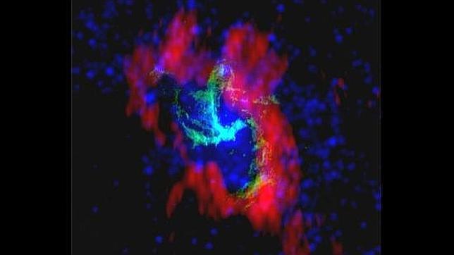 Esta imagen de Sagitario A combina radio datos del NRAO Very Large Array (en verde), BIMA (en rojo) y el Telescopio Espacial Spitzer (en azul)