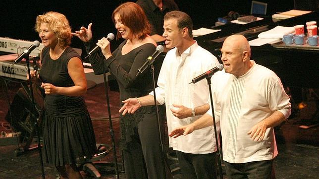 The Manhattan Transfer en el Festival de Jazz de San Sebasián de 2004. Tim Hauser es el primero por la derecha