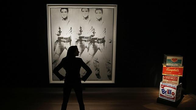 «A la izquierda, «Triple Elvis», de Warhol, que saldrá a subasta el 12 de noviembre en Christie's de Nueva York