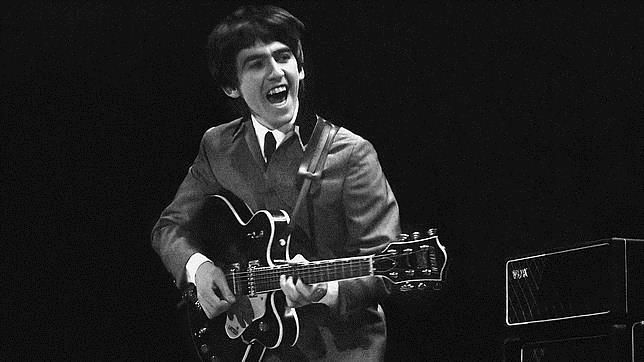 George Harrison, en plena acción durante uno d elos primeros conciertos estadounidenses de los Beatles