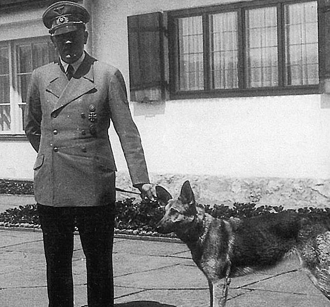 Hitler, junto a Blondi