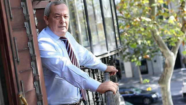 Carlos Solchaga, en el balcón de su céntrico despacho de Madrid