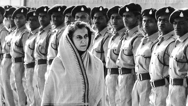 Indira Gandhi passa revista a una formació de l'Exèrcit indi el 1966