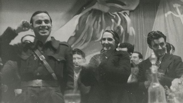 La Pasionaria junto a Francisco Antón