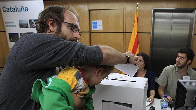Un padre vota junto a su hijo en Ciudad de México