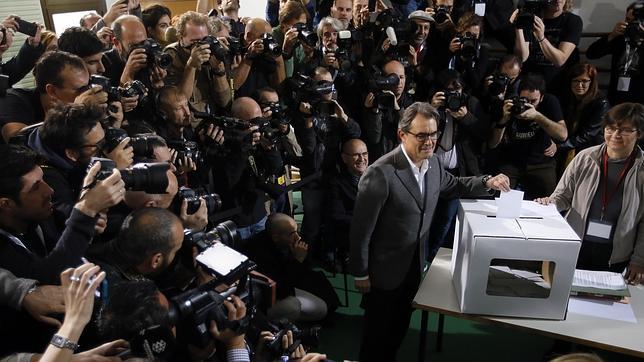 Artur Mas vota en al consulta alternativa del 9-N