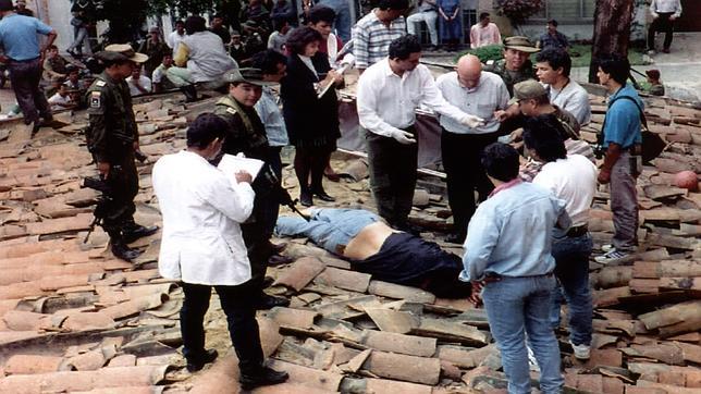 El cuerpo de Pablo Escobar yace sobre un tejado, tras ser abatido por la Policía cuando intentaba huir el 2 de diciembrede 1993