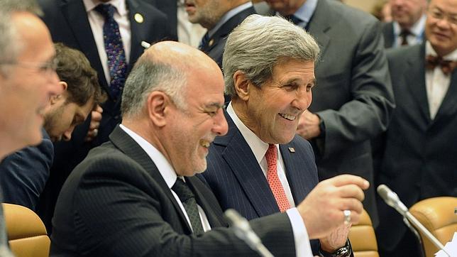 John Kerry (d), con el primer ministro iraquí, Haider al-Abadi, durante el encuentro de la coalición contra el Estado Islámico este martes en Bruselas