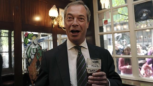 Nigel Farage se toma una pinta antes de una rueda de prensa en Londres