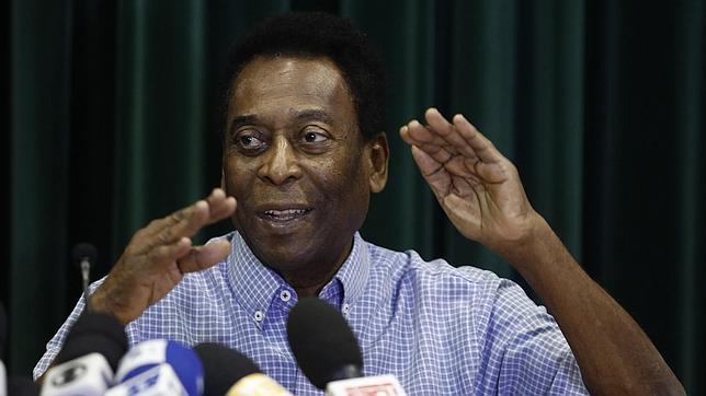 Pelé compareció ante los medios tras recibir el alta
