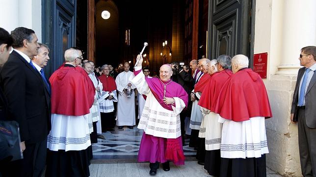 Vicente Jiménez bendice a los presentes a las puertas de La Seo de Zaragoza
