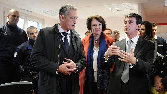 El primer ministro francés, Manuel Valls, durante una visita a instalaciones policiales en las cercanías de Montpellier el pasado 22 de diciembre
