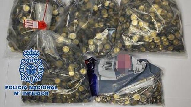 Las monedas requisadas por la policía que fabricaban de forma artesanal en sus propias viviendas