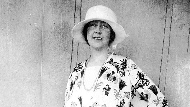 Agatha Christie, en una de las fotografías recogidas en «El gran tour», «con su vestido de caballos y cuádrigas»