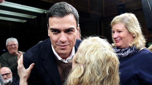Pedro Sánchez, ayer, con los militantes en la asamblea de San Sebastián