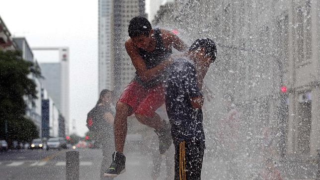 Los argentinos sufren estos días los estragos de las altas temperaturas