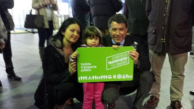 Ignacio González junto a la niña de la pasajera dos millones y una simbólica tarjeta verde gratuita