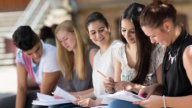 Más de la mitad deciden continuar los estudios después de graduarse