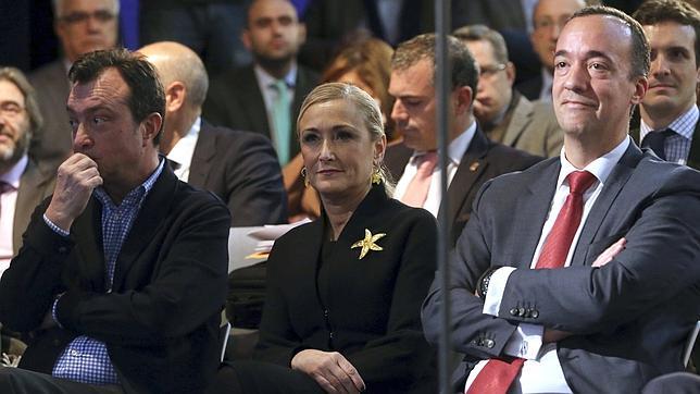 El secretario de Estado de Seguridad, a la izquierda, con la delegada del Gobierno en Madrid y Manuel Cobo