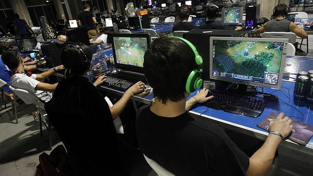 Imagen de archivo de varios jugadores ante el ordenador