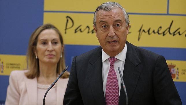 El secretario de Estado de Infraestructuras, Julio Gómez-Pomar, y la ministra de Fomento, Ana Pastor