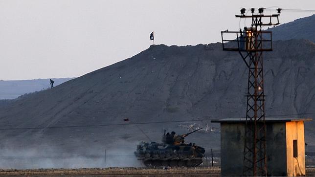 Un miembro del Estado Islámico lucha en la ciudad de Kobani