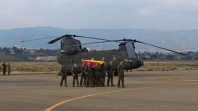 Compañeros del cabo Soria portan su féretro a su llegada a Córdoba