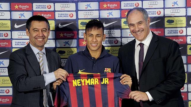 Neymar, con Bartomeu y Zubizarreta
