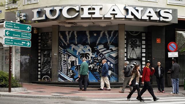 Fachada de los antiguos cines Luchana, en Madrid