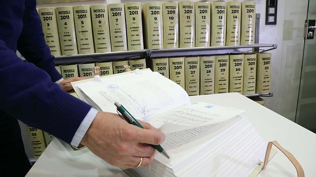 Momento de la firma en una Notaría de protocolos de herencias y testamentos