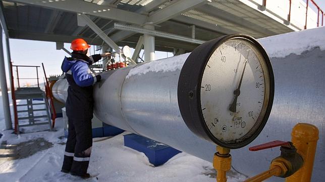 Fotografía de archivo fechada el 3 de enero de 2009 que muestra a un operario de Gazprom en la estación de gas de Sudzha, en la región de Kursk (Rusia)