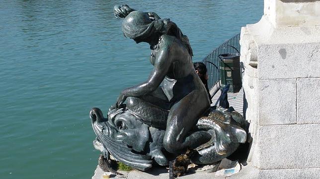 Una de las sirenas que lucen en el monumento a Alfonso XII en el parque del Retiro.