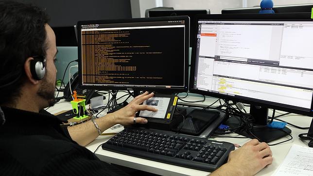 Un empleado de BQ trabaja en la oficina