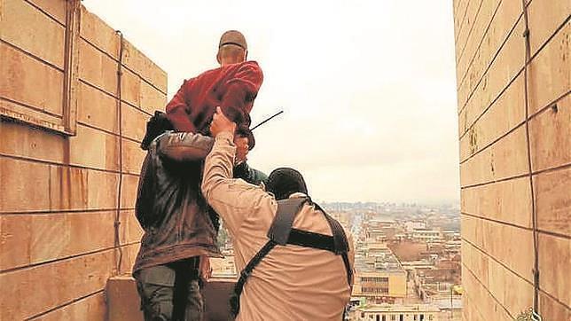 Imagen propagandísitica de los terroristas del Estado islámico ejecutando a un homosexual en Mosul