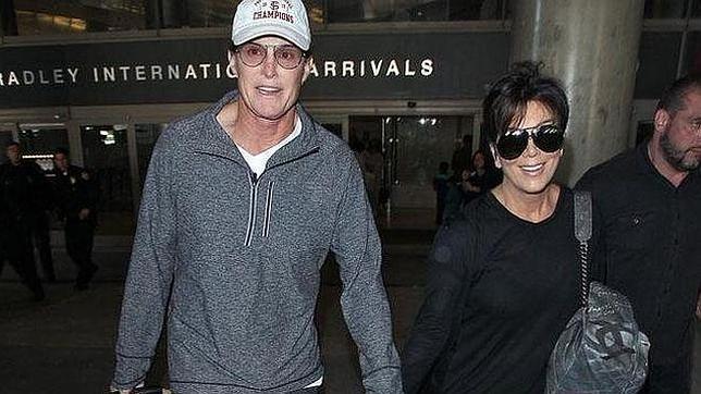Jenner en una fotografía de archivo junto a su ex esposa Kris