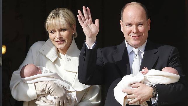 Chalène y Alberto de Mónaco el pasado 7 de enero, cuando presentaron a sus hijos mellizos