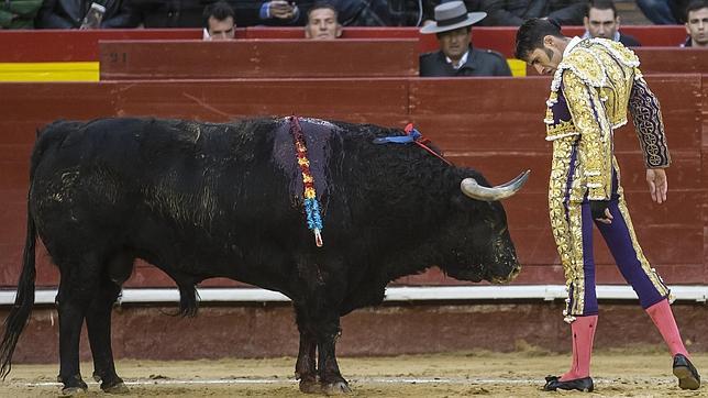 Desplante a cuerpo limpio de Talavante con el tercer toro