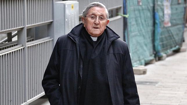 El sacerdote exorcista Jesús Hernández Sahagún, por las calles de Valladolid