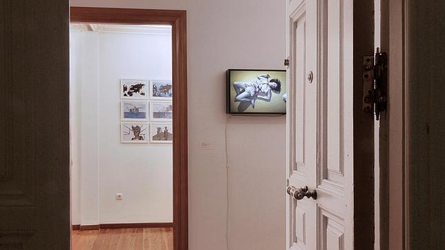 Puerta de entrada a la.gran, con la obra de Marina Núñez en primer término