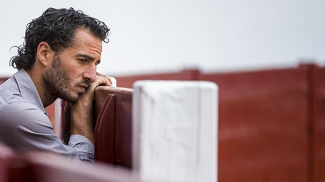 La mirada transparente y doliente de Iván Fandiño, apoyado en el burladero de la placita de tientas de Zacarías Moreno